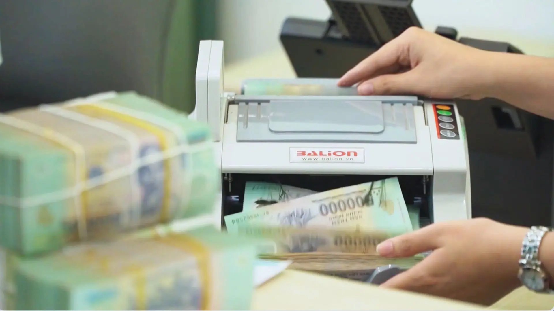 Lãi suất kỳ hạn 2 tuần vọt lên 8,73%/năm